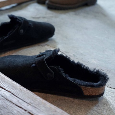 Chodaki damskie ocieplane z wełną owczą Birkenstock Boston Shearling Black skóra zamszowa narrow wąskie (0259883) Birkenstock