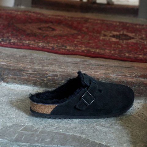Chodaki damskie ocieplane z wełną owczą Birkenstock Boston Shearling Black skóra zamszowa narrow wąskie (0259883) Birkenstock
