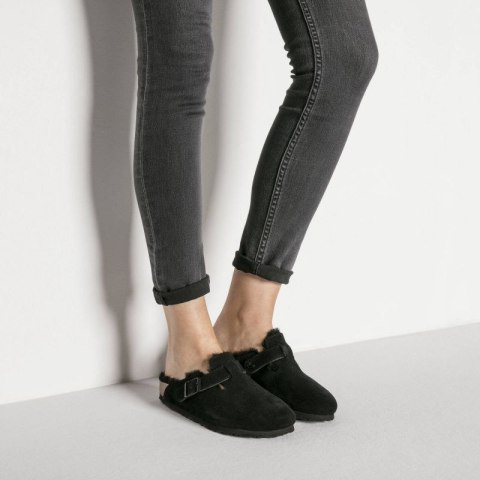 Chodaki damskie ocieplane z wełną owczą Birkenstock Boston Shearling Black skóra zamszowa narrow wąskie (0259883) Birkenstock