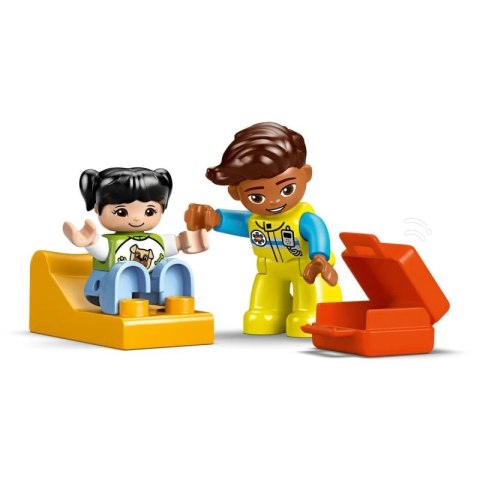 LEGO DUPLO TOWN 10447 Karetka z kierowcą Lego