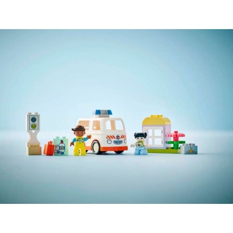 LEGO DUPLO TOWN 10447 Karetka z kierowcą Lego